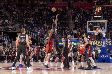 半岛体育官网-三分里程碑！杜兰特32+7+3打爆活塞！火箭探花奇兵，阿门完胜弟弟