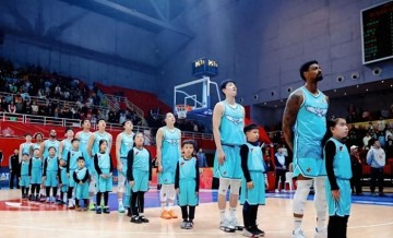 狂飙13记3分，青岛队投疯了！刘维伟变阵成功，3大本土球员大爆发|青岛市|福建队|赵嘉义|球队|威瑟斯庞_新浪体育_新浪新闻