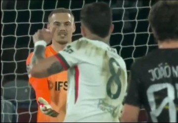 半岛体育APP-气得不轻，约恩森89分钟出球失误险丢球，恩佐冲其怒吼+砸球